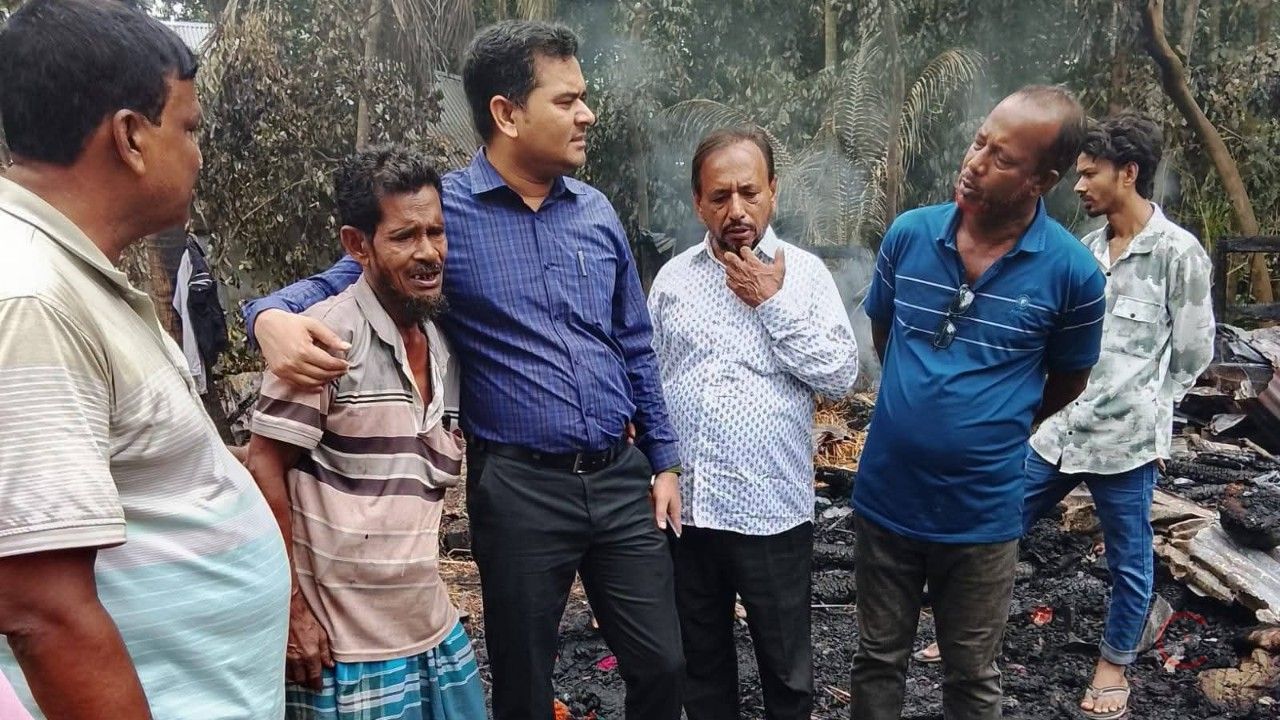 নল‌ছি‌টির বৈশাখিয়ায় অগ্নিকাণ্ডে যুবকের বসতঘর পুড়ে ছাই, পরিবারের পাশে উপজেলা প্রশাসন