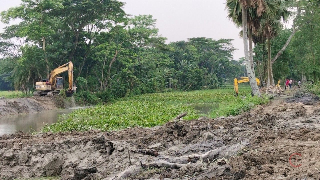 মির্জাগঞ্জে খাল খননে অনিয়মের অভিযোগ উঠেছে