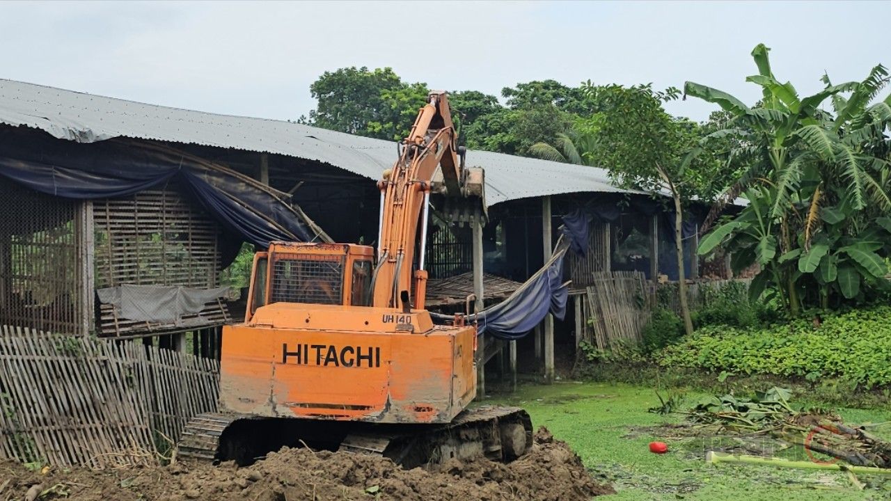 গোয়ালন্দে খালের ওপর অবৈধ স্থাপনা গুড়িয়ে দিল প্রশাসন