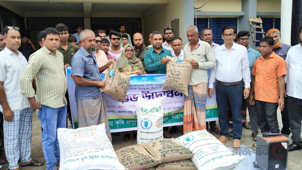 নিয়ামতপুরে প্রণোদনার বীজ ও সার পেল ৫ হাজার কৃষক