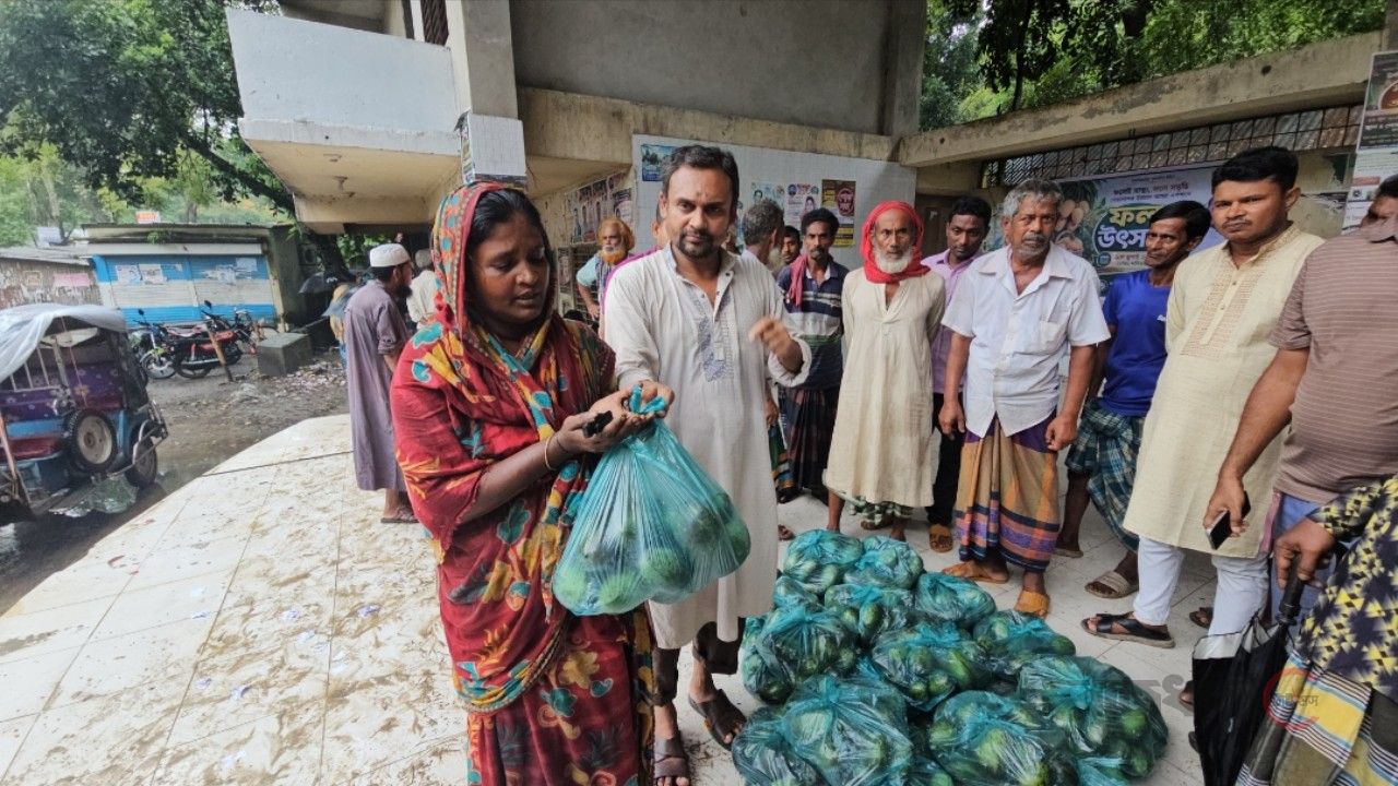 গোয়ালন্দে দুঃস্থ্য মানুষের মাঝে প্রবাসী জাহাঙ্গীর খানের উদ্যোগে আম বিতরণ