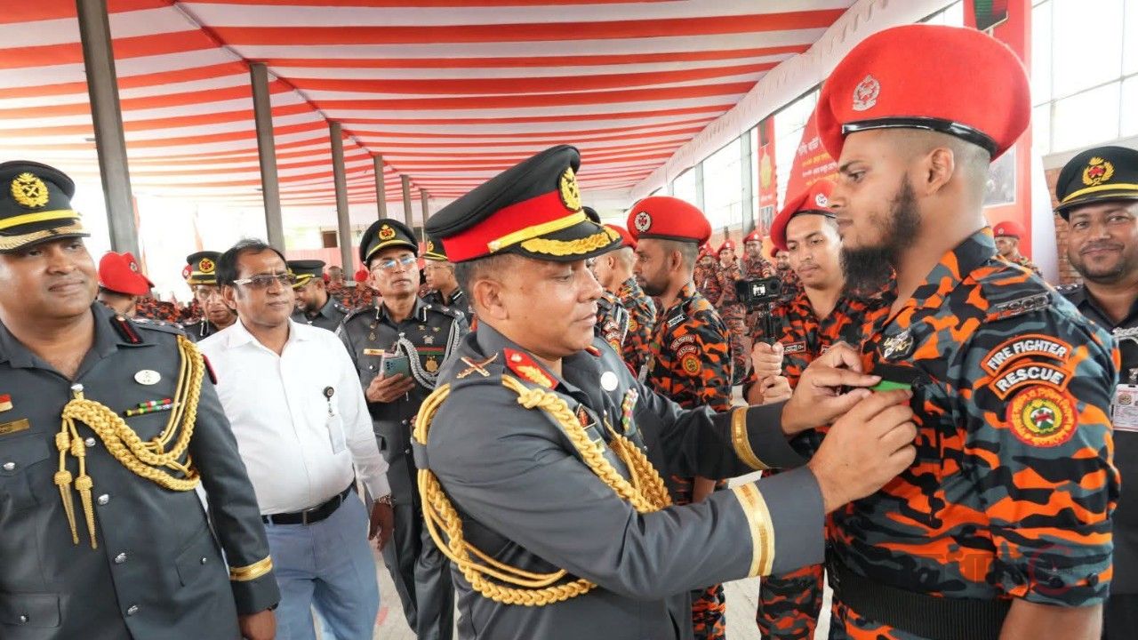 গোয়ালন্দে ছেলের পদক বুকে নিয়ে কাঁদছে 