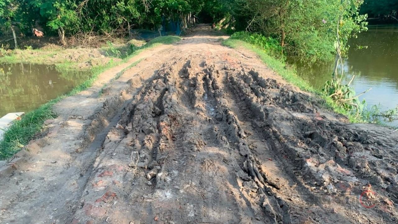 পাইকগাছায় ইটের রাস্তায় নেই ইট: বর্ষায় আমিরপুর সড়কে চরম দুর্ভোগ, ক্ষোভ