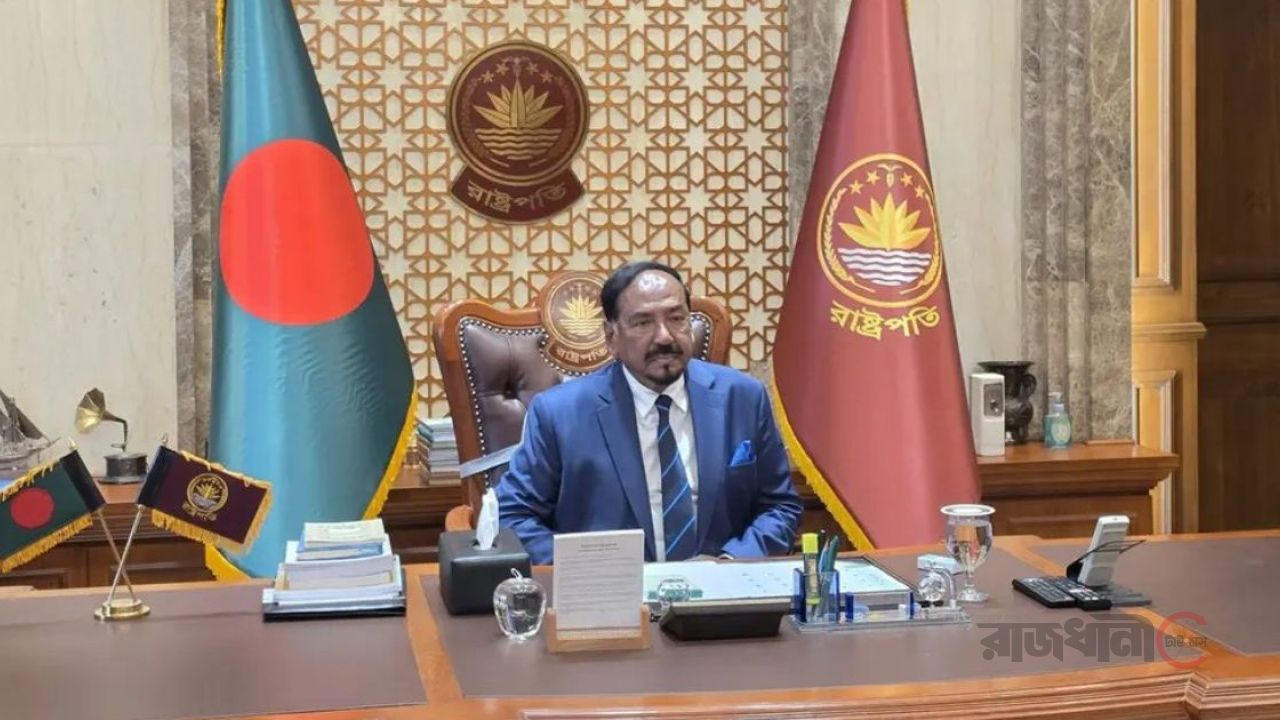 বঙ্গভবনে প্রথম দাপ্তরিক কার্যক্রম শুরু করলেন ভারপ্রাপ্ত রাষ্ট্রপতি