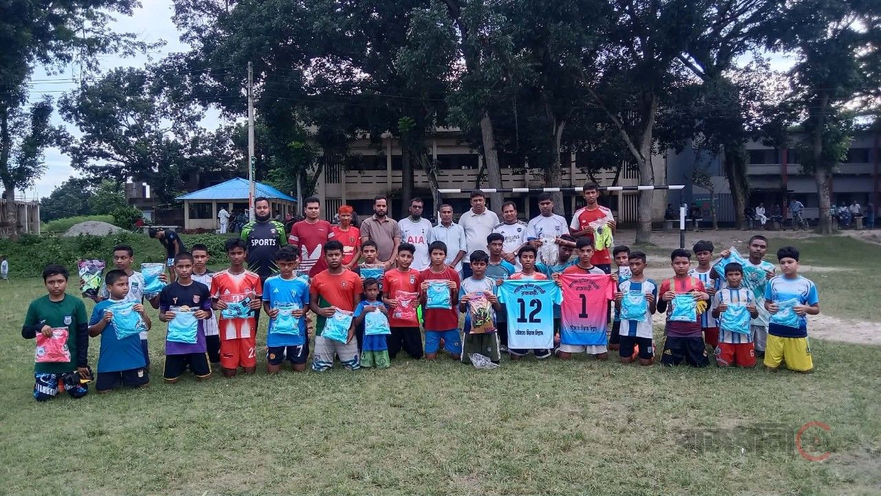 গোয়ালন্দে প্রবাসীদের অর্থায়নে খেলোয়াড়দের মাঝে বুট ও জার্সি বিতরণ