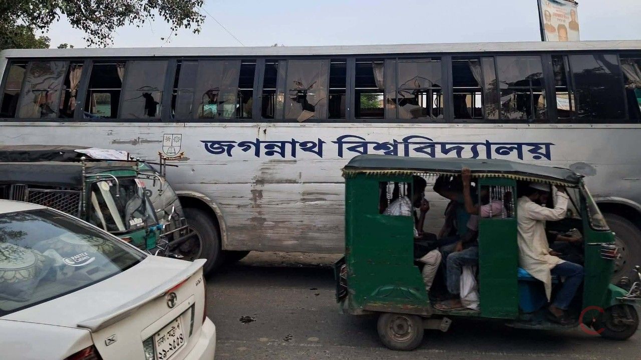 জবি শিক্ষার্থীদের বাসে হামলা, আহত অন্তত ১০