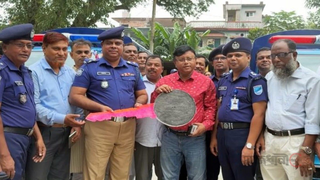 নরসিংদীর  রায়পুরা থানাকে দুটি গাড়ী উপহার দিলেন সাংসদ ইঞ্জি: আশরাফ উদ্দিন