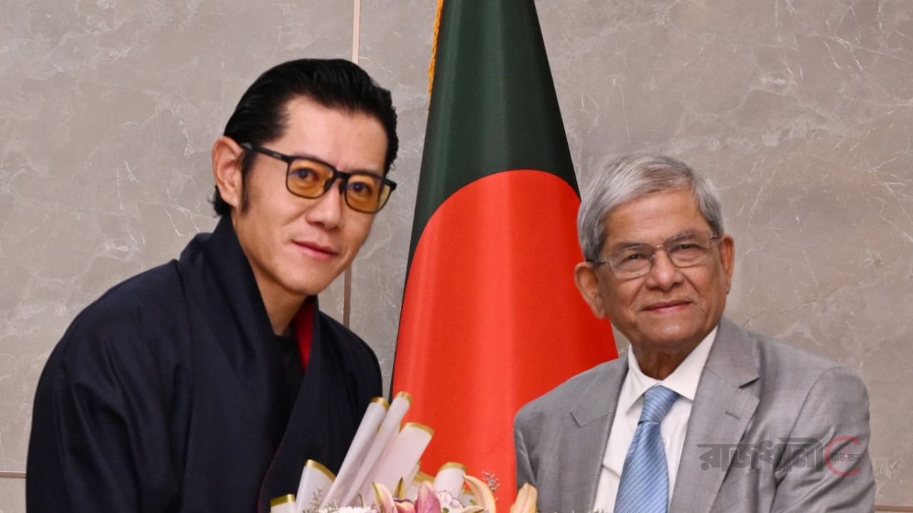 যাত্রাবিরতিতে ঢাকায় ভুটানের রাজা, সৌজন্য সাক্ষাৎ করলেন রাষ্ট্রপতি
